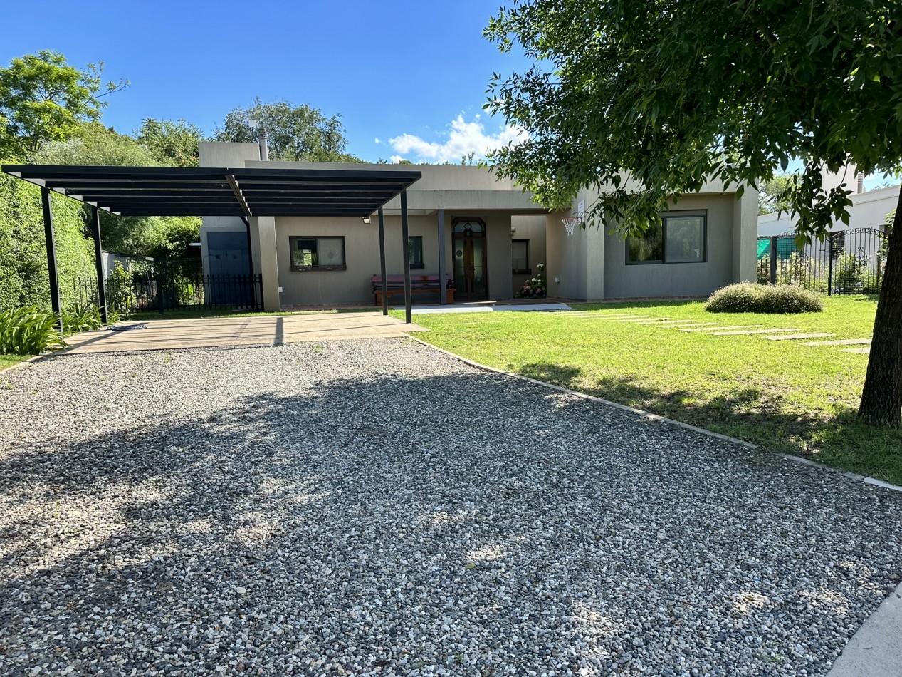 Bellisima y amplia casa de 3 dormitorios en importante country zona sur.