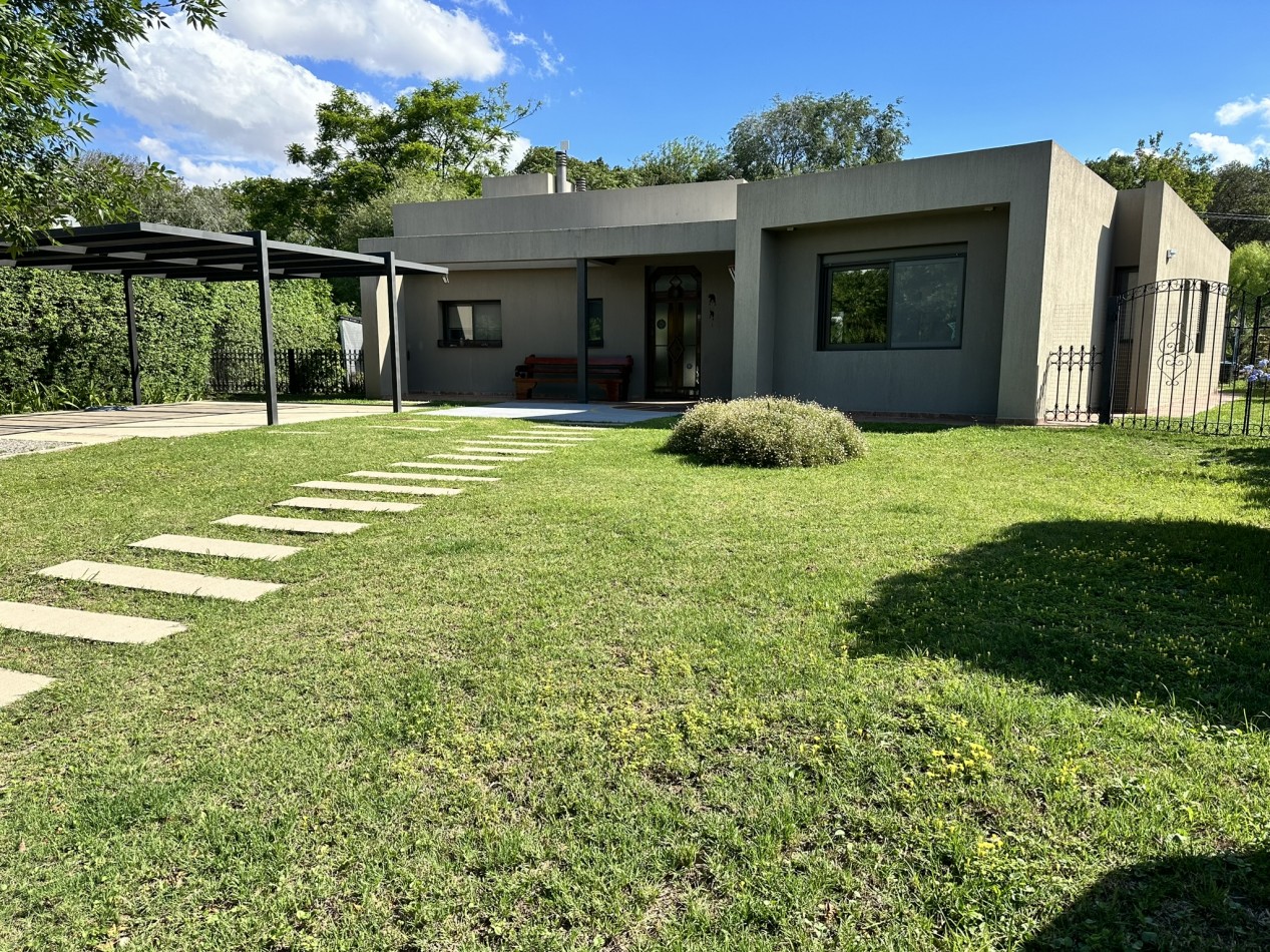 Bellisima y amplia casa de 3 dormitorios en importante country zona sur.