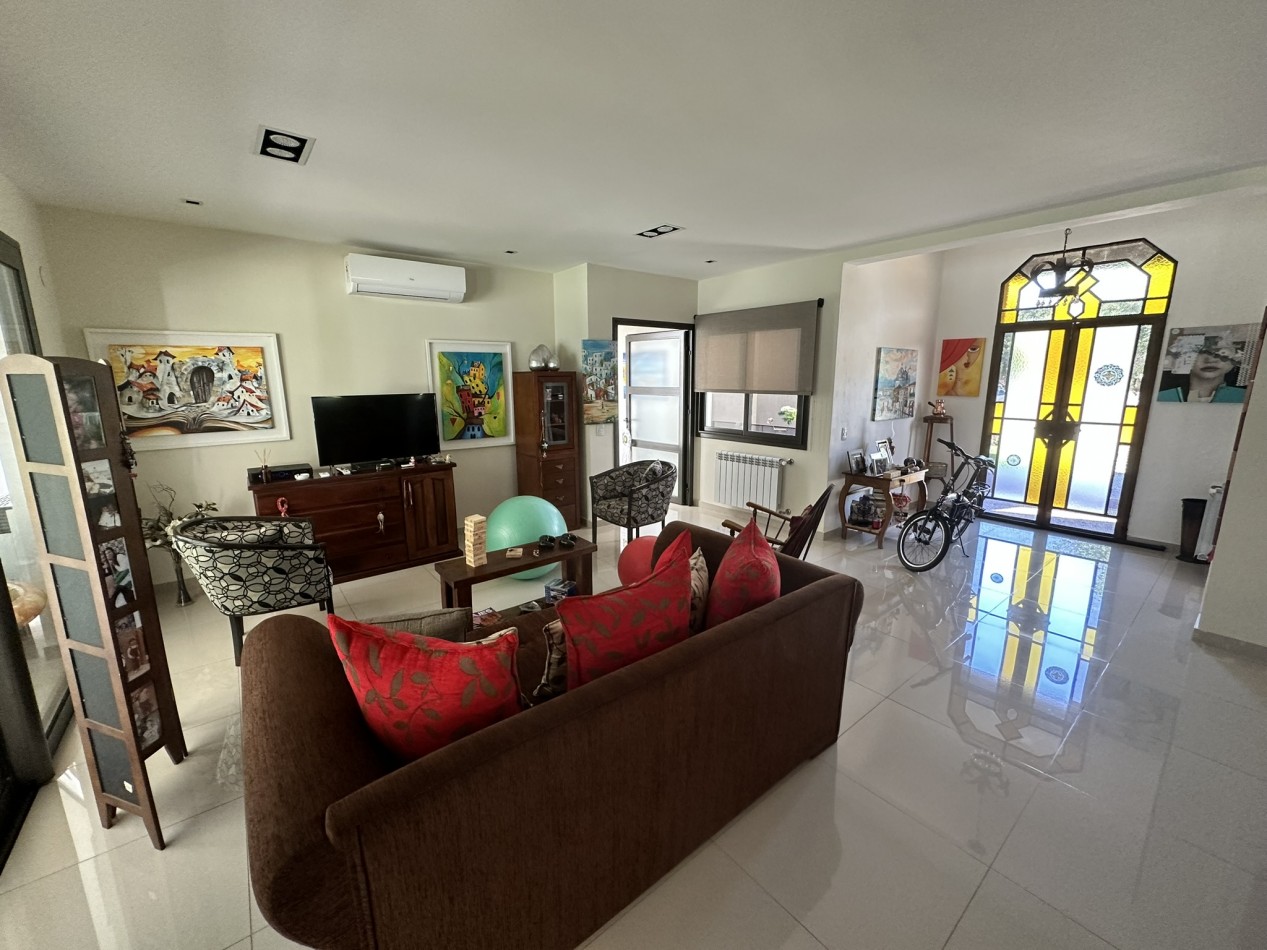 Bellisima y amplia casa de 3 dormitorios en importante country zona sur.