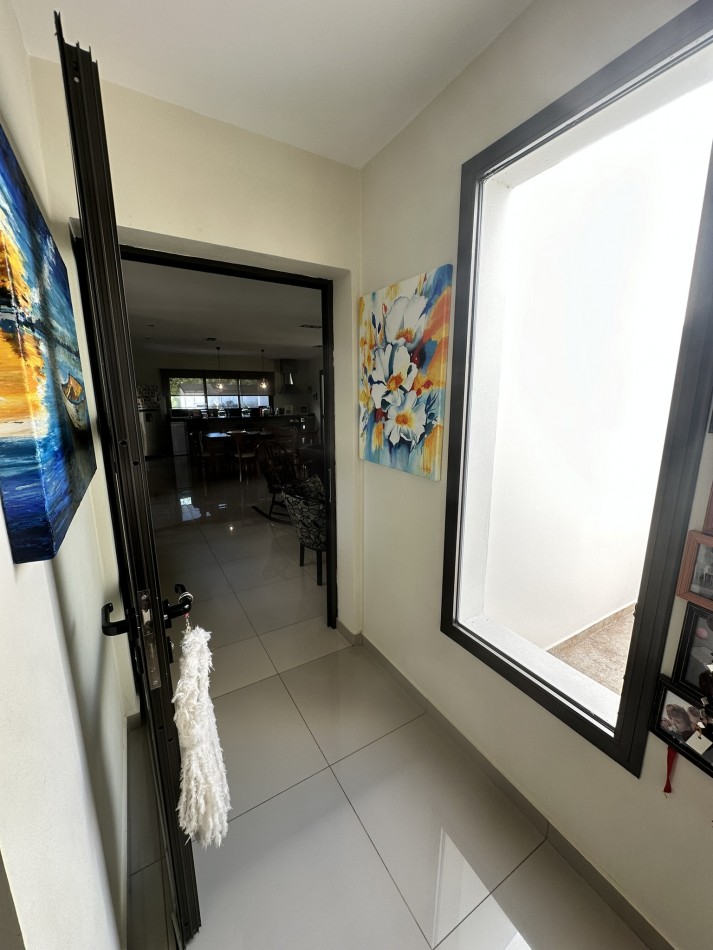 Bellisima y amplia casa de 3 dormitorios en importante country zona sur.