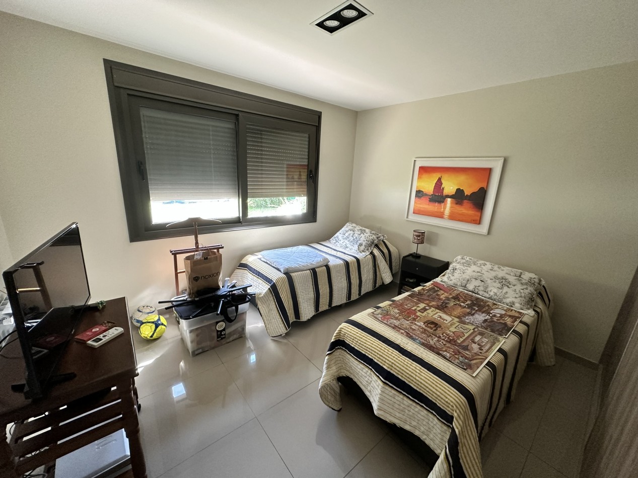 Bellisima y amplia casa de 3 dormitorios en importante country zona sur.