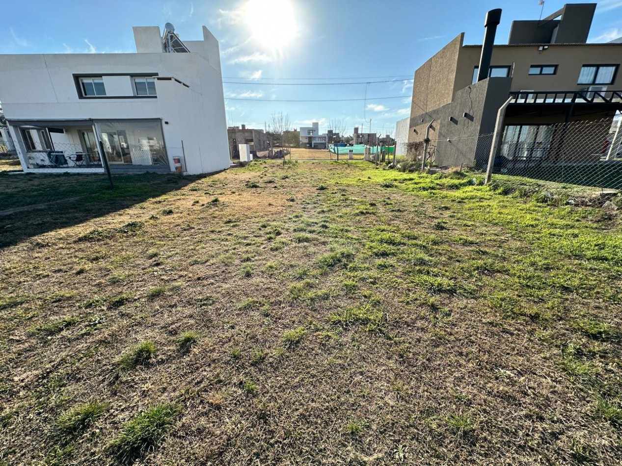 Lote en barrio Tejas 4, 350 mts. Excelente oportunidad.