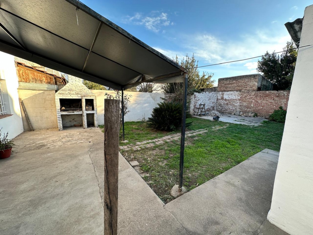 Hermosa casa de 3 dormitorios y 2 baños. Con patio. APTA CREDITO Y BANCOR.