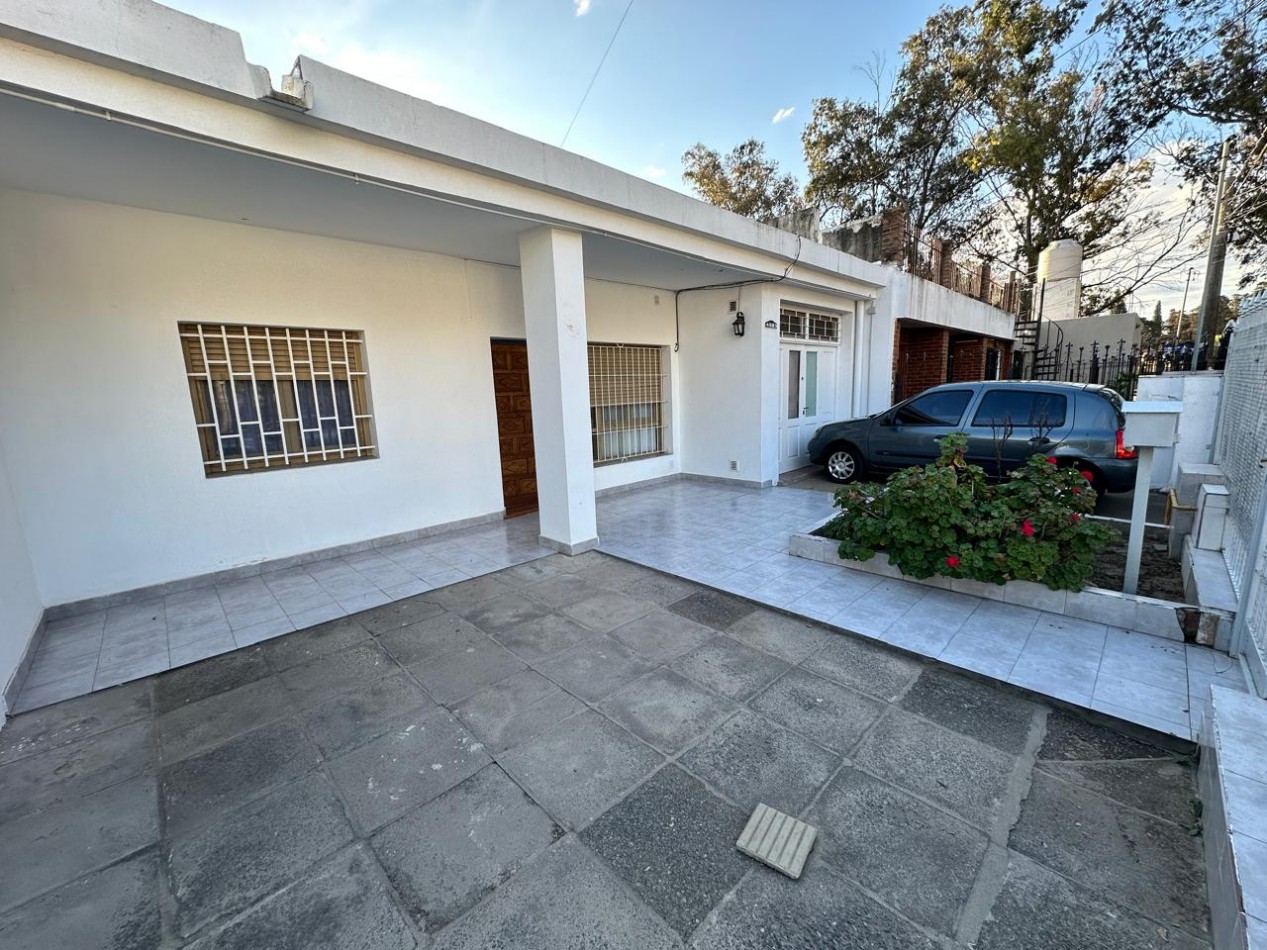 Hermosa casa de 3 dormitorios y 2 baños. Con patio. APTA CREDITO Y BANCOR.