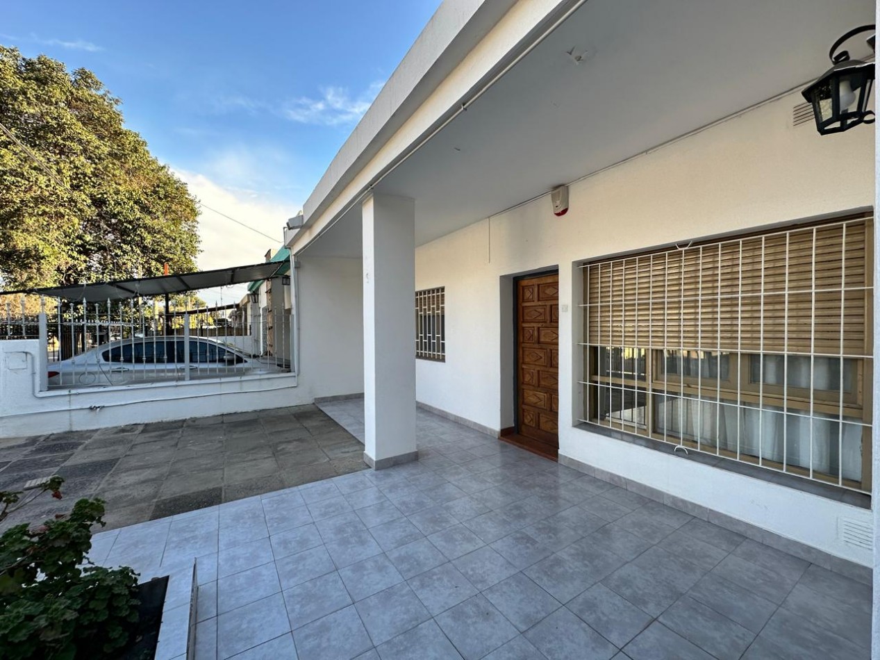 Hermosa casa de 3 dormitorios y 2 baños. Con patio. APTA CREDITO Y BANCOR.