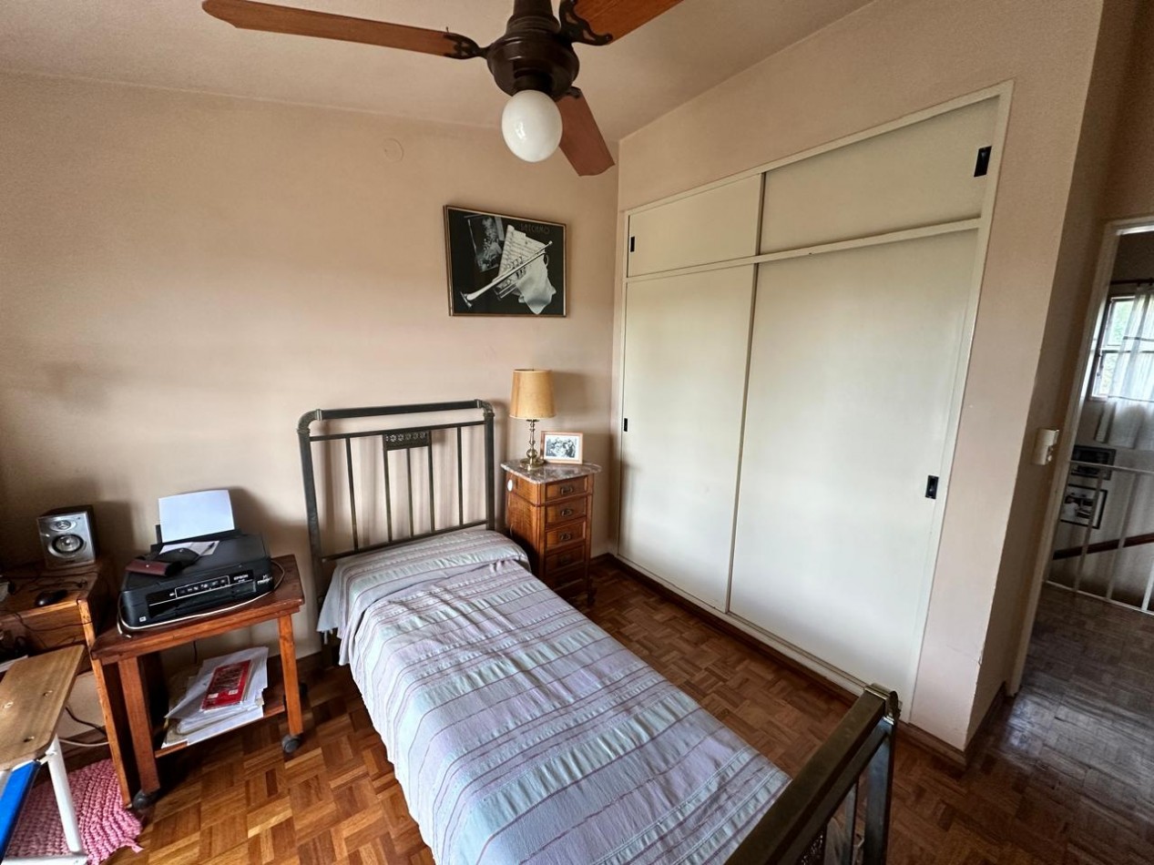 Amplia casa de 3 dormitorios, 2 baños. Excelente estado.