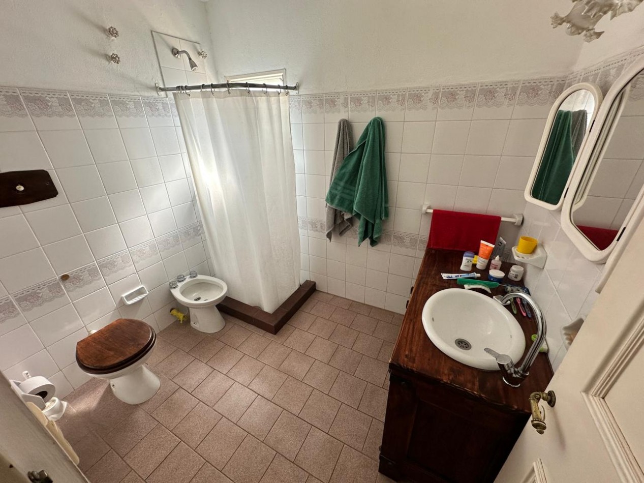 Amplia casa de 3 dormitorios, 2 baños. Excelente estado.