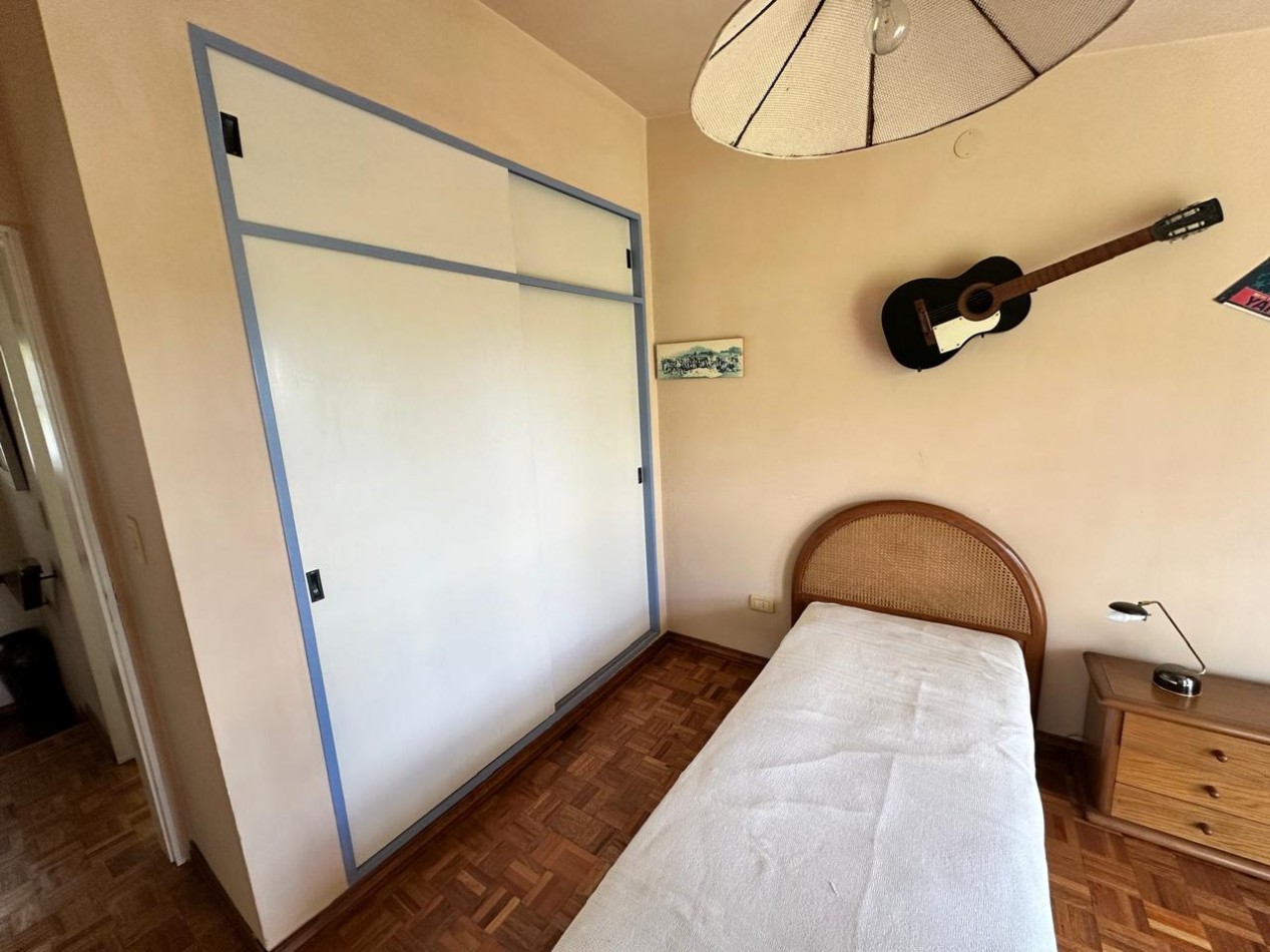 Amplia casa de 3 dormitorios, 2 baños. Excelente estado.