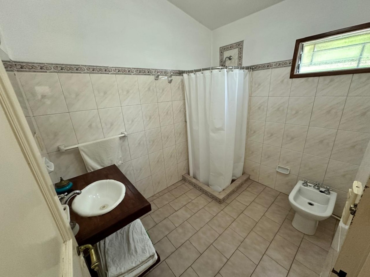 Amplia casa de 3 dormitorios, 2 baños. Excelente estado.