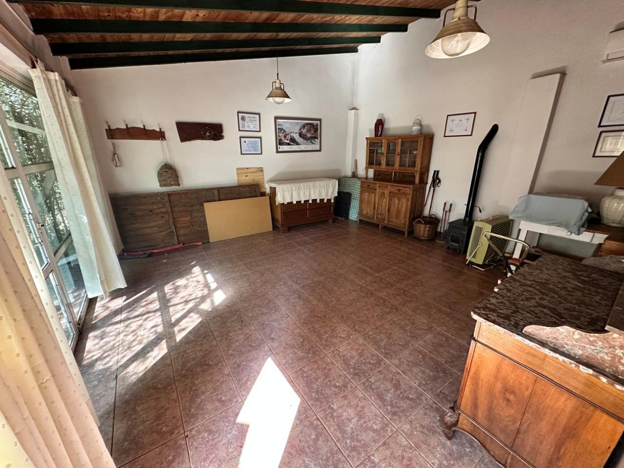 Amplia casa de 3 dormitorios, 2 baños. Excelente estado.