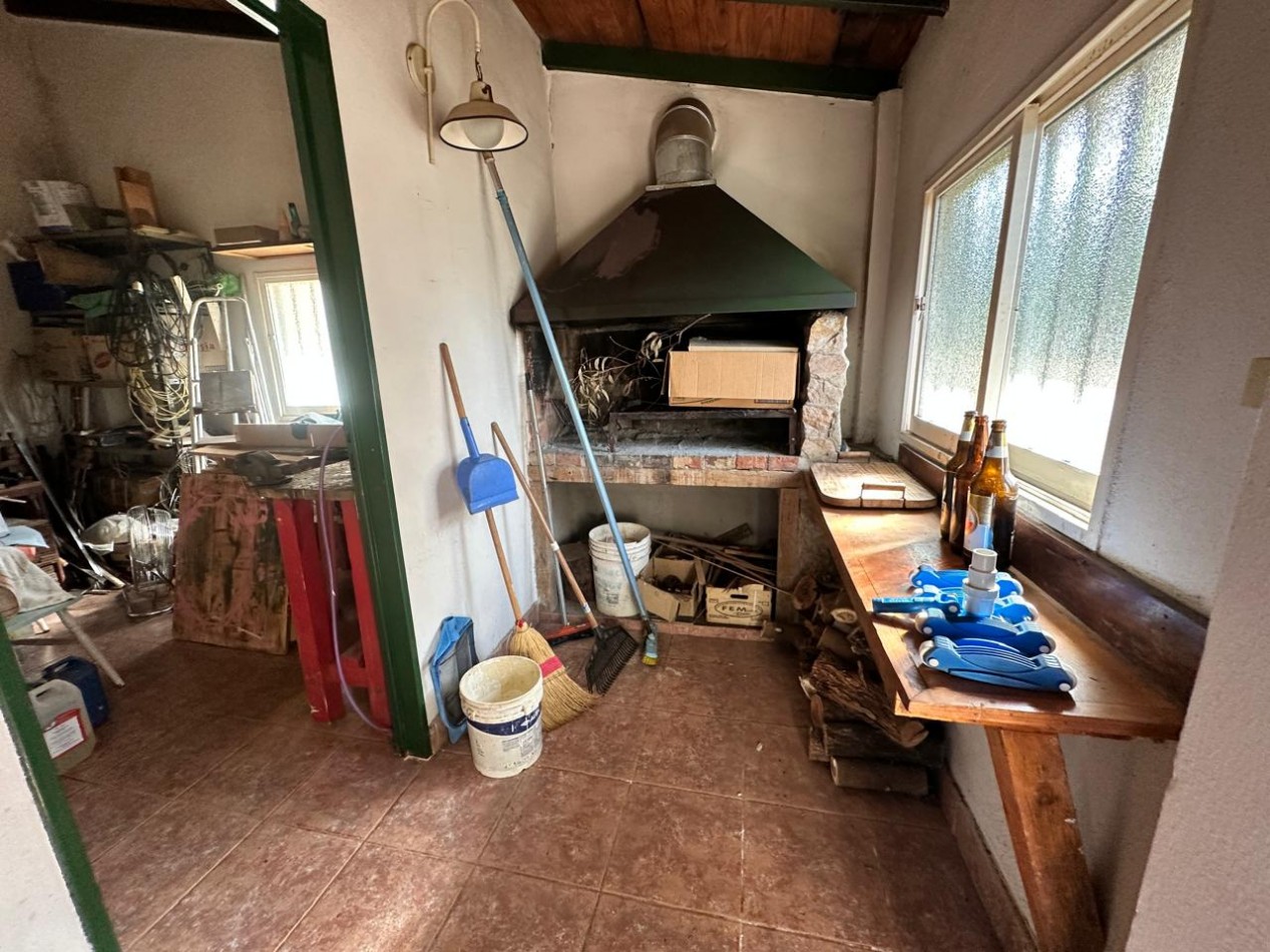 Amplia casa de 3 dormitorios, 2 baños. Excelente estado.