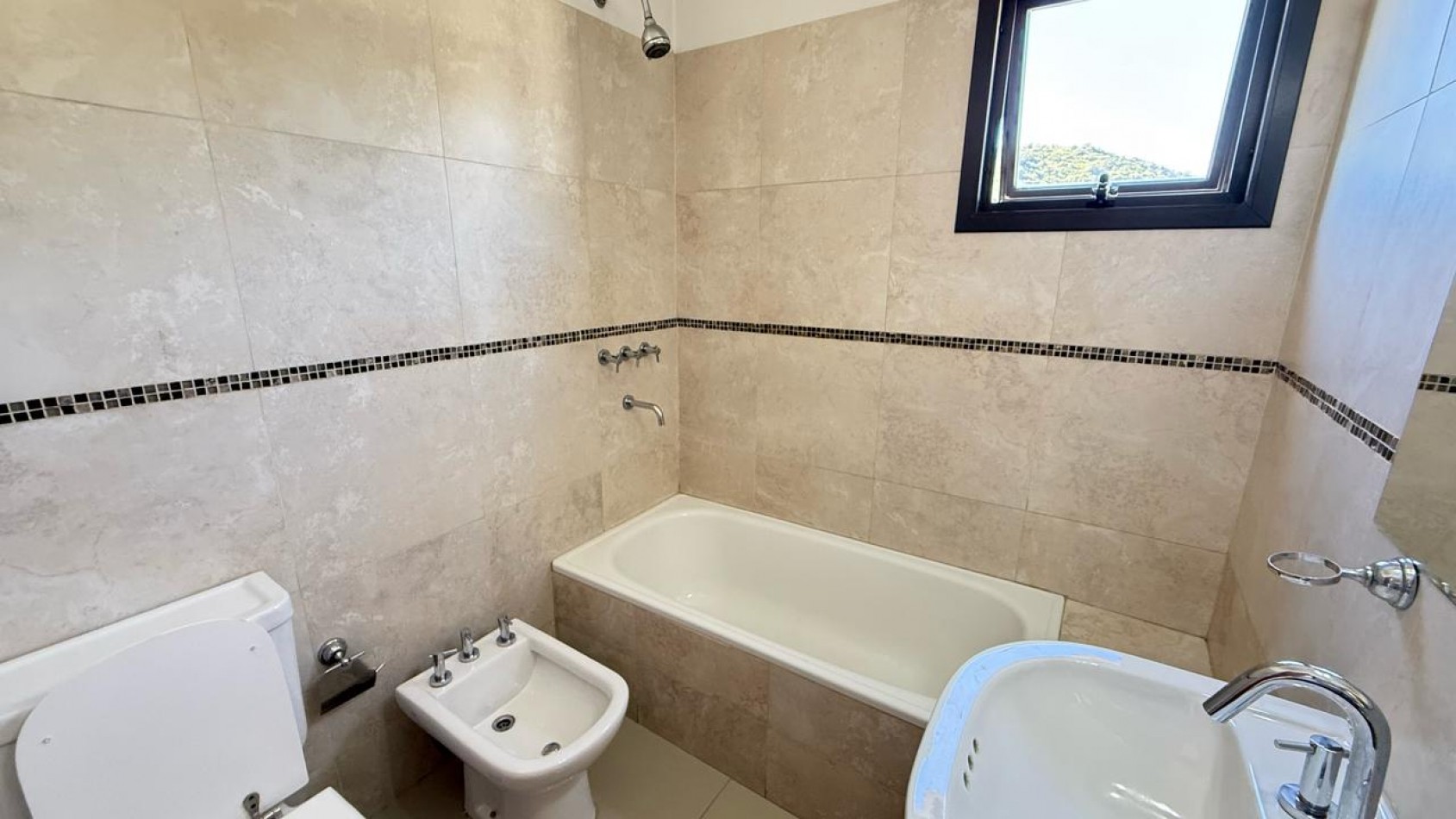 Excelente dpto de 2 dormitorios, 2 baños y balcon con asador.