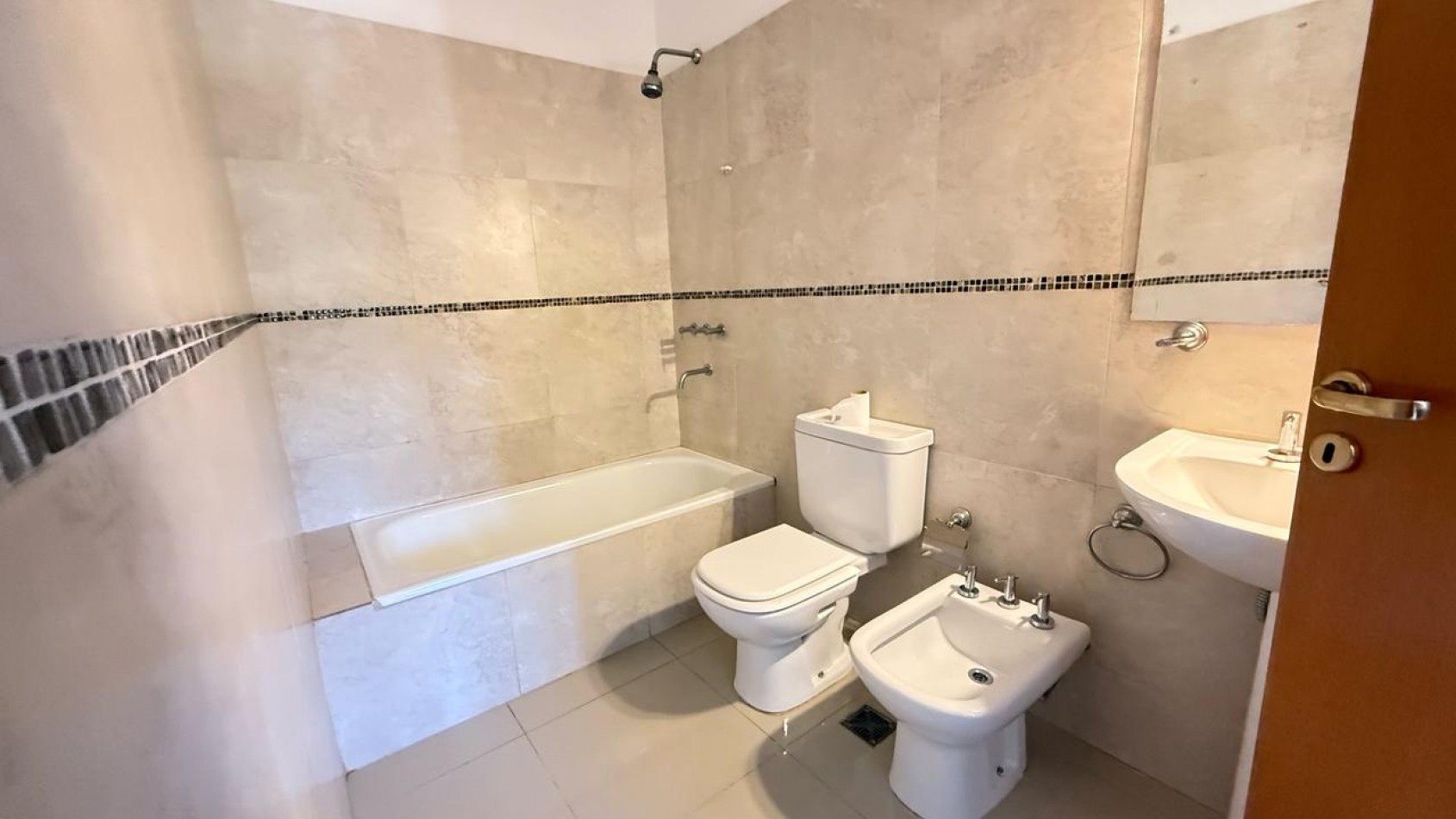Excelente dpto de 2 dormitorios, 2 baños y balcon con asador.