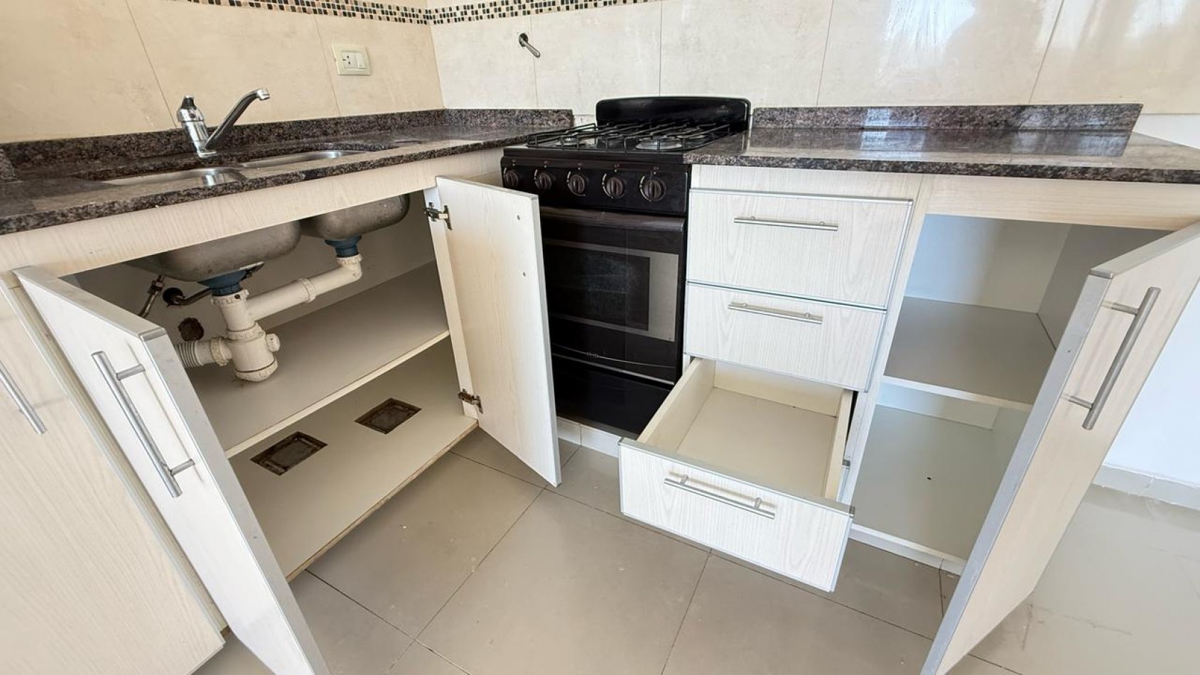 Excelente dpto de 2 dormitorios, 2 baños y balcon con asador.