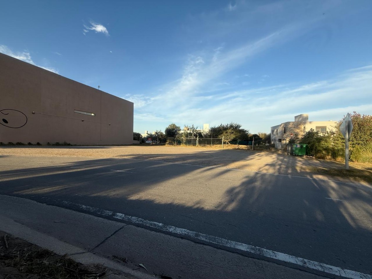 Lote para desarrollo comercial, Barrio Las Cañitas.