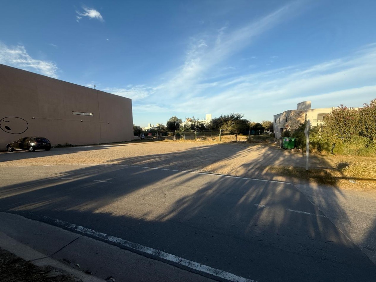 Lote para desarrollo comercial, Barrio Las Cañitas.