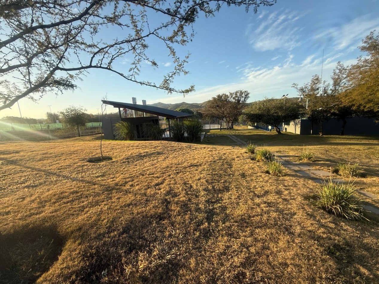 Hermoso lote esquina, 432 mts, proximo al ingreso. Barrio Las Cañitas.