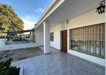 Hermosa casa de 3 dormitorios y 2 baños. Con patio. APTA CREDITO Y BANCOR.