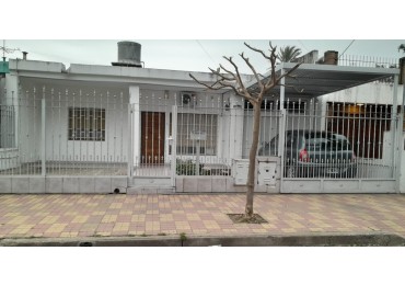 Hermosa casa de 3 dormitorios y 2 baños. Con patio. APTA CREDITO Y BANCOR.