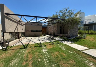 Casa a estrenar, 3 dormitorios y 2 baños.